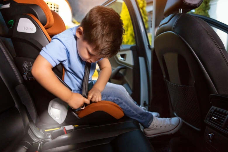 Dětský bezpečnostní systém s viditelným označením ISOFIX v autě.