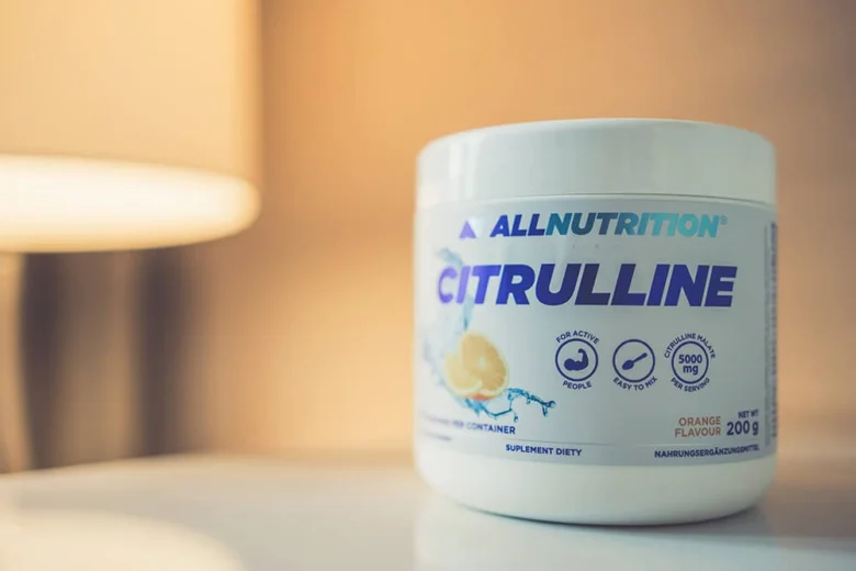 Bílá nádoba s doplňkem citrulínu značky AllNutration na stole.