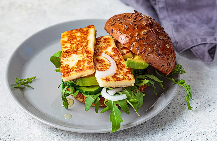 Grilovaný sýr halloumi v chlebu se špenátem a avokádem.