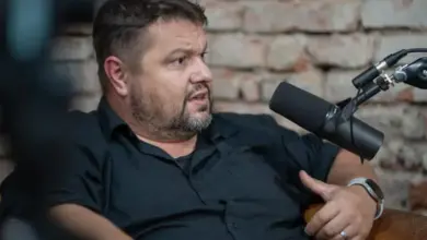 Muž mluví do mikrofonu při rozhovoru o mileneckém vztahu.