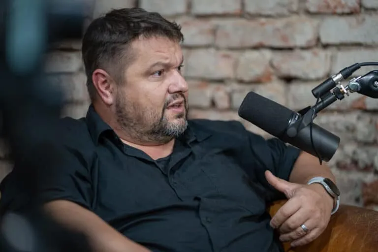 Muž mluví do mikrofonu při rozhovoru o mileneckém vztahu.