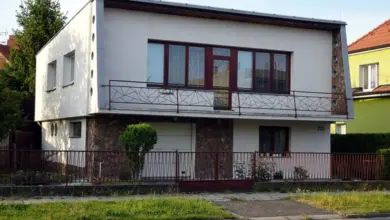 Moderní dům s kamennými prvky na ulici v Šumperku.