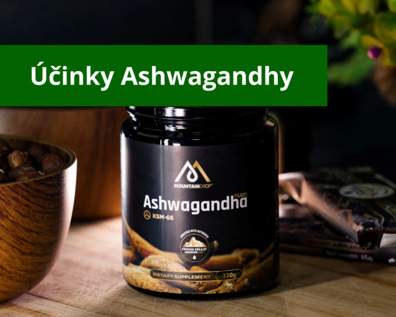 Fľaše s doplnkem ashwagandhy na dřevěném povrchu.