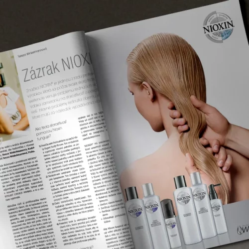 Žena s blond vlasy dotýká vlasů vedle šamponu Nioxin.