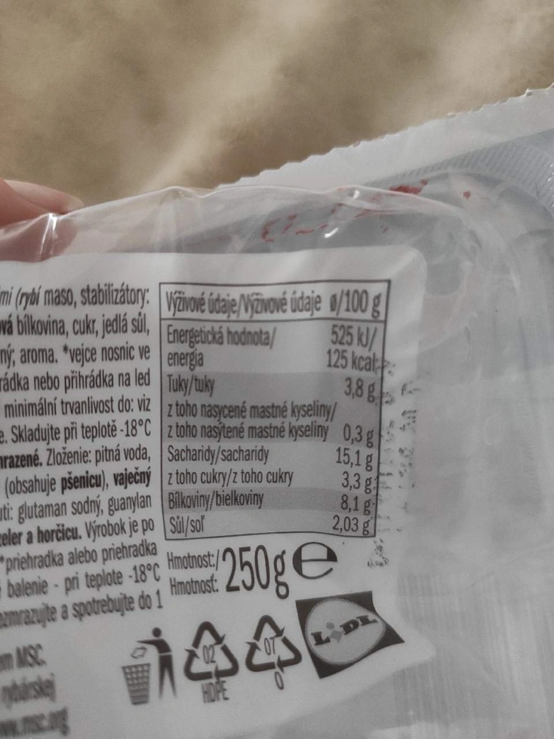 Tabulka výživových údajů na balení s rybím masem.