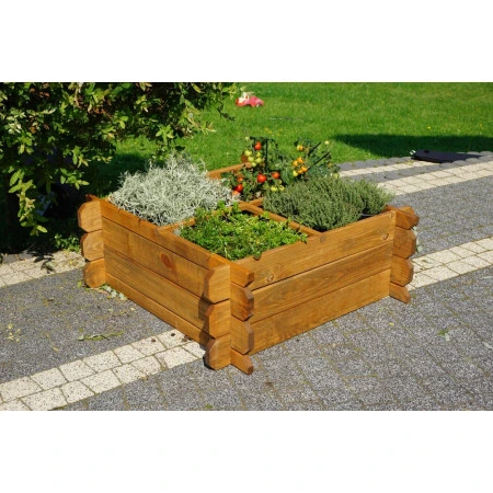 Dřevěný kvetináč s rostlinami na zahradním pozadí.