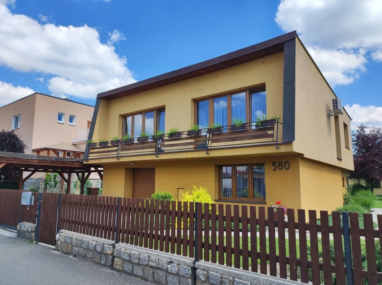 Žlutý dům s balkónem v Šumperáku