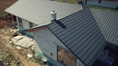 Střecha domu ve fázi stavby s šedými taškami.