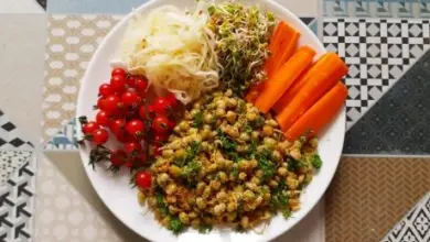Bílkovinná veganská miska s čočkou nebo cizrnou pro sportovce.