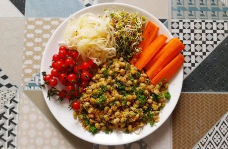 Bílkovinná veganská miska s čočkou nebo cizrnou pro sportovce.