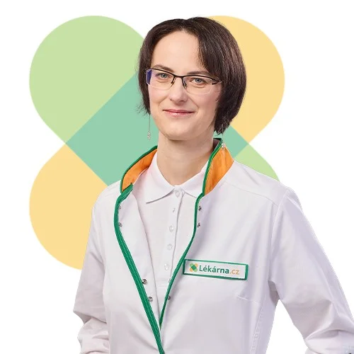Žena v lékařském plášti s logem lékárny CZ.