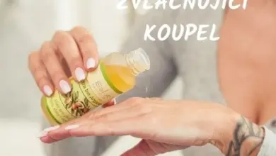 Žena nalévá arganový olej do dlaně pro péči o pleť.