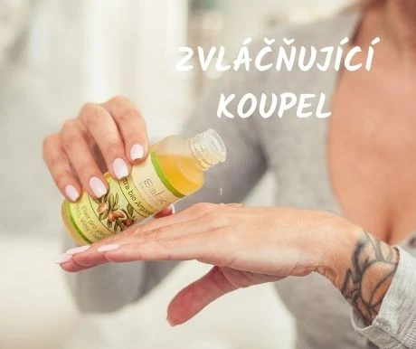 Žena nalévá arganový olej do dlaně pro péči o pleť.