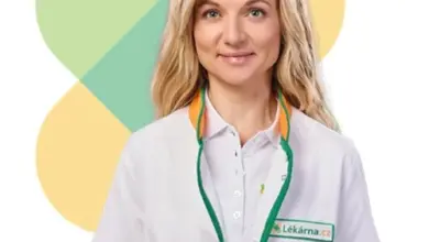 Portrét lékařky v bílé košili s logem lékárny.