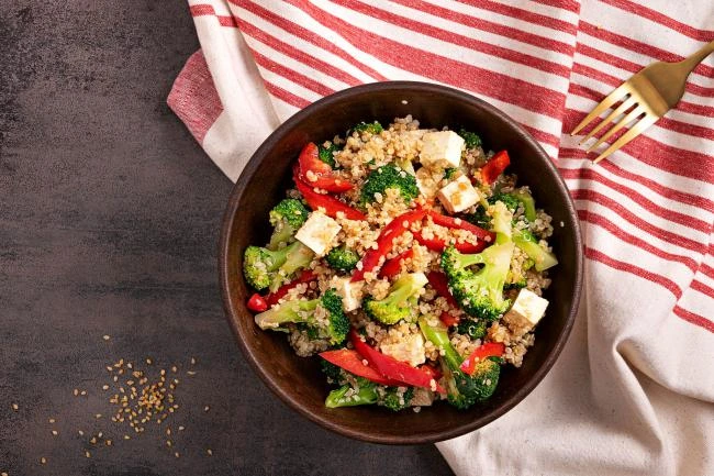 Mísa s kvinoou, brokolicí, paprikou a bílkovinami z tofu.