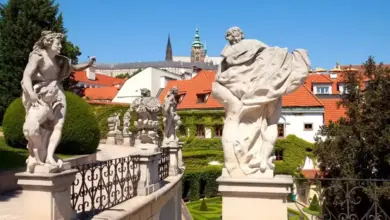 Sochy na terase s Pražským hradem v pozadí.